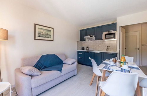Cote d'Azur- French Riviera Apartment | Nice apartment for 4 guests with WIFI, A/C, pool, TV, balcony and parking