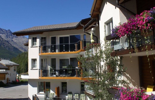 Saas Almagell Apartment | Nice apartment for 7 people with hot tub, WIFI, TV and balcony