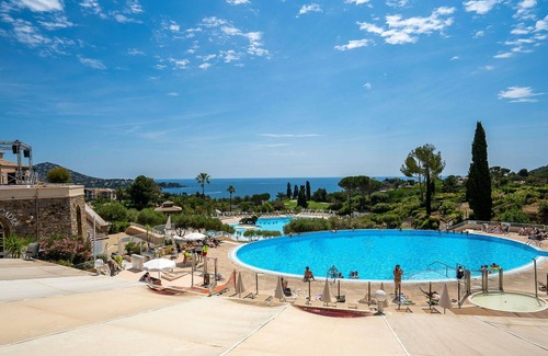 Le Dramont Apartment | Nice apartment for 6 guests with pool, WIFI, TV and terrace