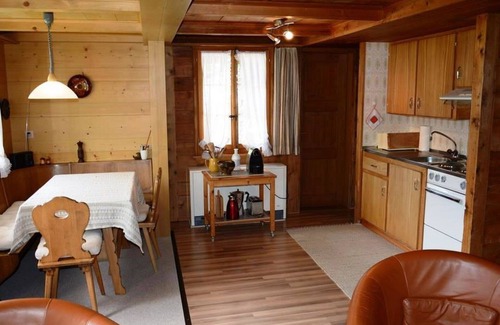 Lauenen Apartment | Nice apartment for 2 guests with balcony