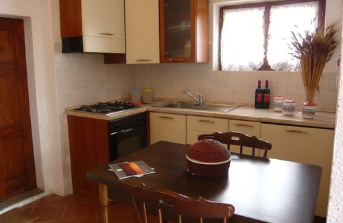 Il Poggio Apartment | Nice apartment for 2 guests with WIFI, pool, TV, patio, pets allowed and panoramic view