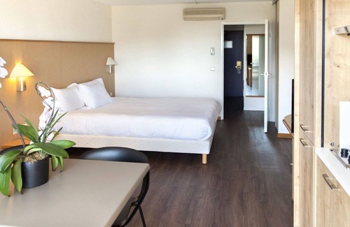 Plaine de la Brague Apartment | Nice apartment for 2 guests with A/C, WIFI, pool, TV and balcony
