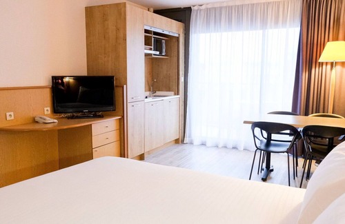 Plaine de la Brague Apartment | Nice apartment for 2 guests with A/C, WIFI, pool, TV and balcony