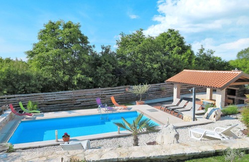 Matohanci Apartment | Nice apartment for 3 guests with A/C, pool, WIFI, TV, terrace and pets allowed