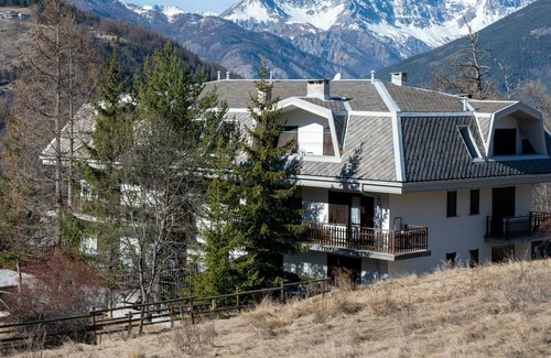 Oulx Apartment | Nice apartment for 4 guests with TV, terrace, pets allowed and parking