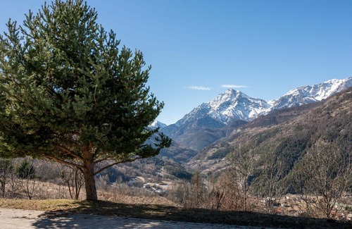 Oulx Apartment | Nice apartment for 4 guests with TV, terrace, pets allowed and parking