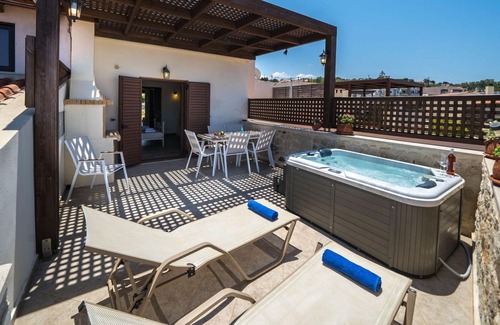 Panormos Apartment | Nice apartment for 4 people with A/C, hot tub, WIFI, TV and patio