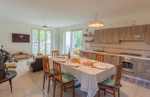 Pineto Apartment | Nice apartment for 6 guests with WIFI, TV, terrace, pets allowed, panoramic view and parking