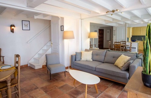 Hyeres Apartment | Nice apartment for 6 guests with WIFI, pool, TV, terrace and parking