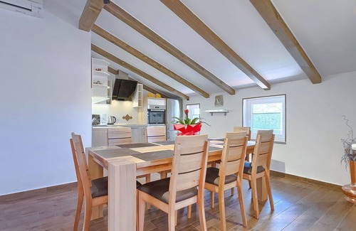 Valica Apartment | Nice apartment for 6 people with WIFI, A/C, private pool, TV and terrace