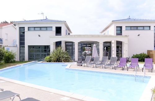 Saint-Palais-sur-Mer Apartment | Nice apartment for 8 people with WIFI, hot tub, pool, TV, terrace and pets allowed