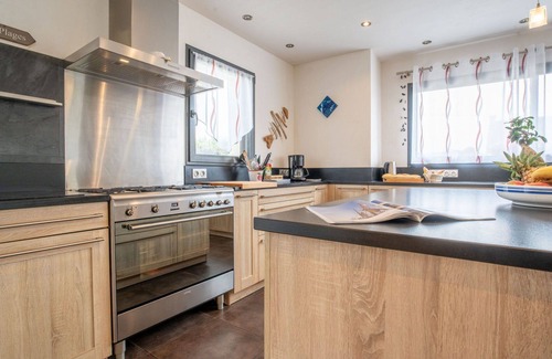 Brignogan-Plage Apartment | Nice apartment for 4 people with WIFI, TV, patio and parking
