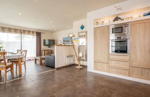 Brignogan-Plage Apartment | Nice apartment for 4 people with WIFI, TV, patio and parking