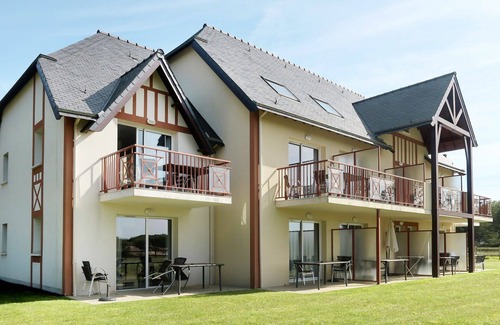 Frehel Apartment | Nice apartment for 4 people with WIFI, pool, TV, terrace, pets allowed and parking