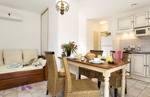 Favone House | Nice apartment in villa for 4 guests with WIFI, pool, A/C, TV, patio and pets allowed