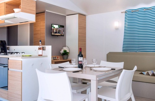 Les Cabanes de Fleury House | Nice apartment in villa for 4 people with WIFI, A/C, pool, TV, terrace, pets allowed and parking