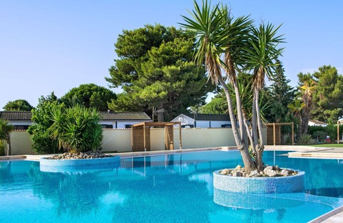 Les Cabanes de Fleury House | Nice apartment in villa for 4 people with WIFI, A/C, pool, TV, terrace, pets allowed and parking