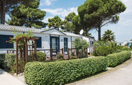 Les Cabanes de Fleury House | Nice apartment in villa for 4 people with WIFI, A/C, pool, TV, terrace, pets allowed and parking