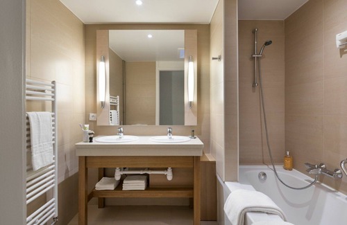 Les Barils House | Nice apartment in villa for 6 people with WIFI, pool, hot tub, TV, terrace and parking