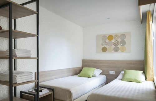 Les Barils House | Nice apartment in villa for 4 guests with pool, hot tub, WIFI, TV, terrace and parking