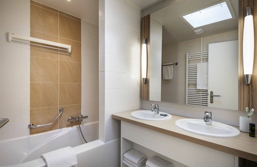 Pullay House | Nice apartment in villa for 8 guests with pool, WIFI, hot tub, TV, terrace and parking