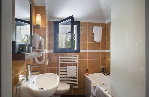 Les Barils House | Nice apartment in villa for 6 guests with WIFI, pool, hot tub, TV, terrace and parking