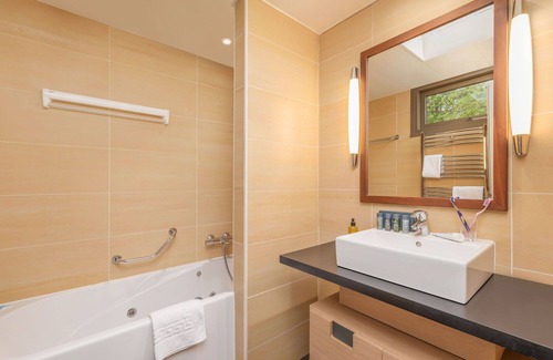Les Barils House | Nice apartment in villa for 4 guests with pool, hot tub, WIFI, TV, terrace and parking