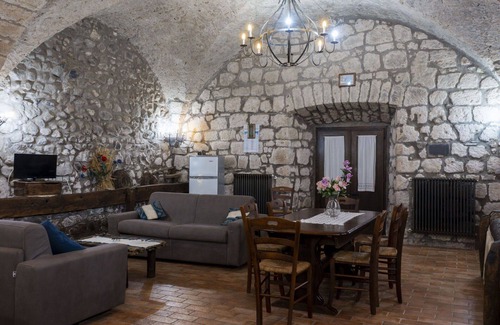 Capraccia Villa | Nice apartment in villa for 4 people with pool, WIFI, TV, patio and pets allowed