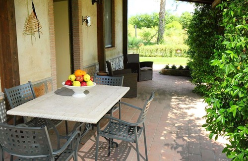 Trevinano Villa | Nice apartment in villa for 4 people with WIFI, pool, TV, pets allowed and parking