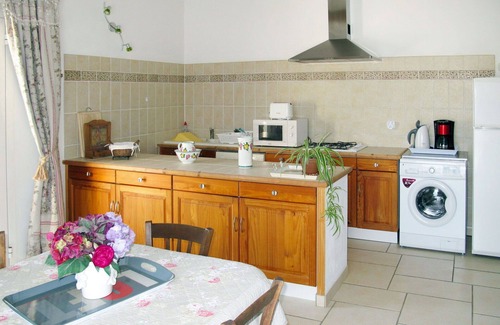 Menerbes House | Nice apartment in villa for 4 guests with WIFI, TV and terrace