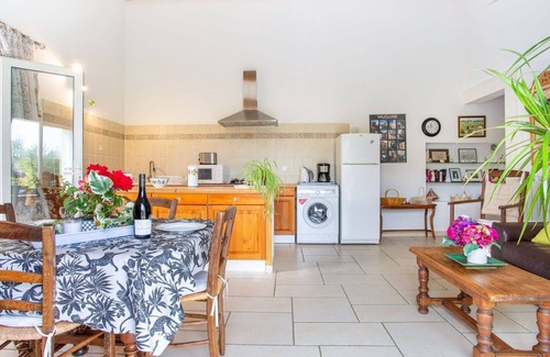 Menerbes House | Nice apartment in villa for 4 guests with WIFI, TV and terrace