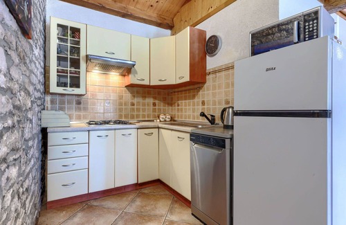 Pinezici House | Nice apartment in villa for 4 guests with A/C, pool, WIFI, TV, terrace, pets allowed and parking