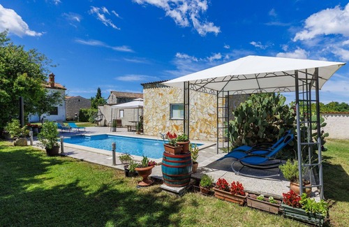 Pinezici House | Nice apartment in villa for 4 guests with A/C, pool, WIFI, TV, terrace, pets allowed and parking