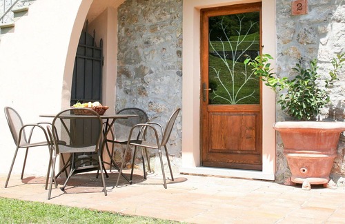 Molazzana Villa | Nice apartment in villa for 5 guests with WIFI, pool, TV, patio, pets allowed and parking
