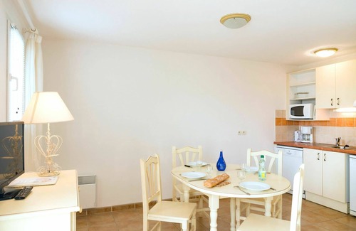 Homps House | Nice apartment in villa for 6 guests with hot tub, WIFI, pool, TV, terrace, pets allowed and par.