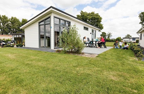 Cromvoirt Ski Chalet | Nice chalet on a holiday park near Cromvoirt