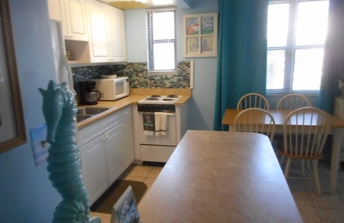 St. Pete Beach Condo | Nice Condo directly on St Pete beach, walk to restaurants/night life.