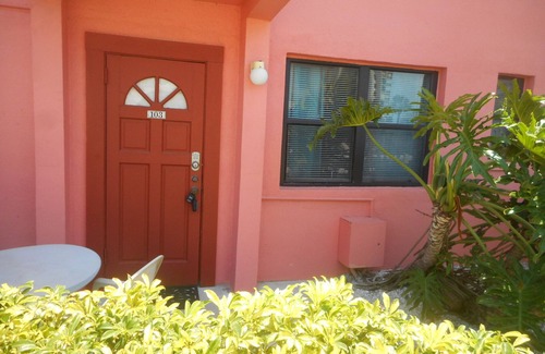 St. Pete Beach Condo | Nice Condo directly on St Pete beach, walk to restaurants/night life.