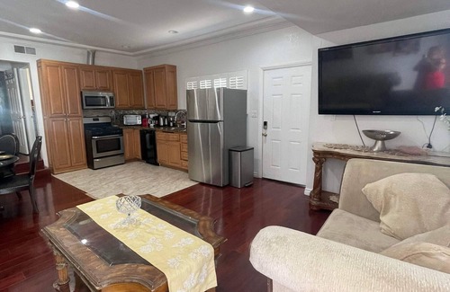 Anaheim Colony Historic District House | Nice cosy and private guest homes close to disneyland