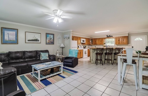 Mississippi City House | Nice Gulf Coast Home near Beach, Casinos, Downtown & Hwy 90 access!