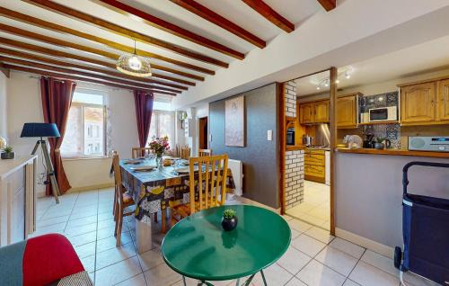 Neuville-sous-Montreuil House | Nice Home In Neuville-Sous-Montreuil