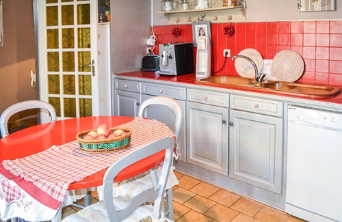 Les Eyzies House | Nice home in Bergerac with WiFi