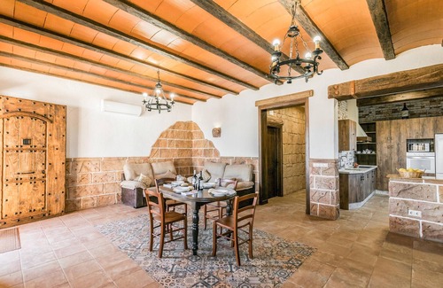 Casariche House | Nice home in Casariche with WiFi