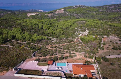 Gdinj House | Nice home in Gdinj with 2 Bedrooms, WiFi and Outdoor swimming pool