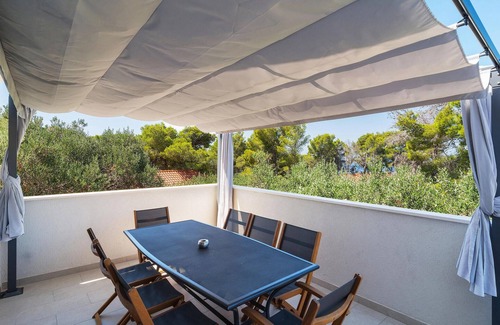 Maslinica House | Nice home in Maslinica with kitchen