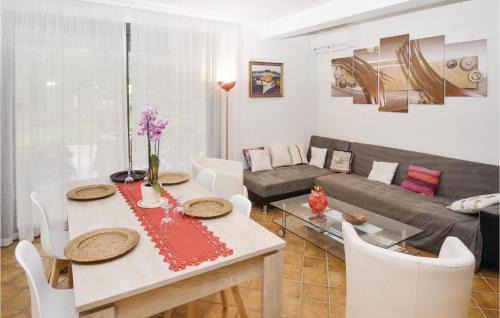 Salazac House | Nice Home In Salazac With Jacuzzi