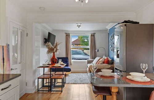Ravensbury House | Nice House with Free Parking Close to Morden & Sutton