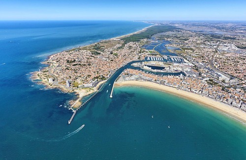 Les Sables d'Olonne Apartment | Nice large 2 bedroom apartment with all comfort, quiet, top floor.