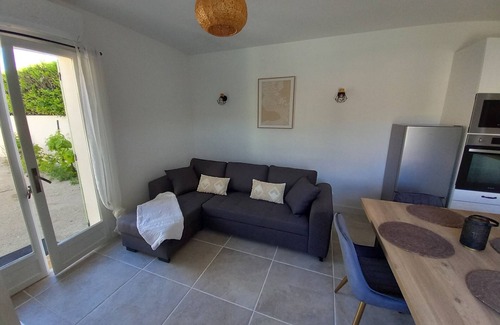Saint-Paul-les-Fonts House | Nice little cottage for 2 people, air conditioning, terrace, parking and shared swimming pool.