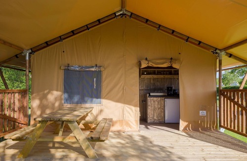 Municipality of Geldrop-Mierlo Ski Chalet | Nice safari tent with bathroom, Eindhoven at 12 km